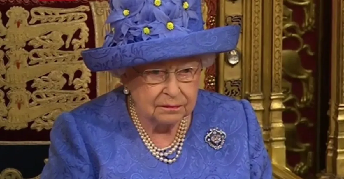 Náznak postoje? Měla královna v parlamentu na hlavě euroklobouk?