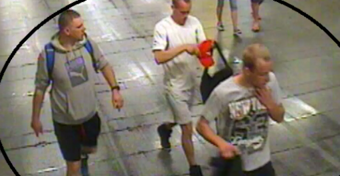 Útočníci zbili muže v metru plném lidí, nikdo mu nepomohl