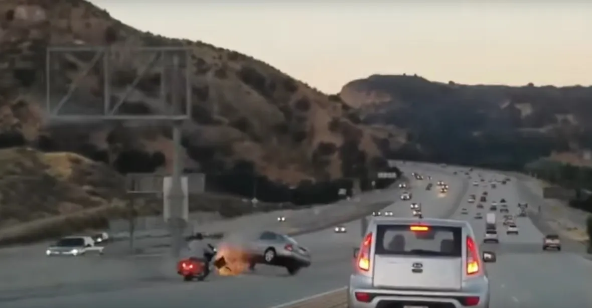 VIDEO: Neuvěřitelná nehoda. Motorkář na dálnici odkopl projiždějící auto
