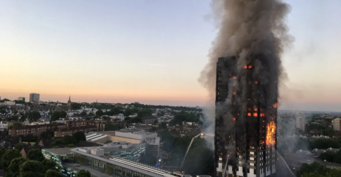 V Londýně začala evakuace pěti domů kvůli hořlavému obložení