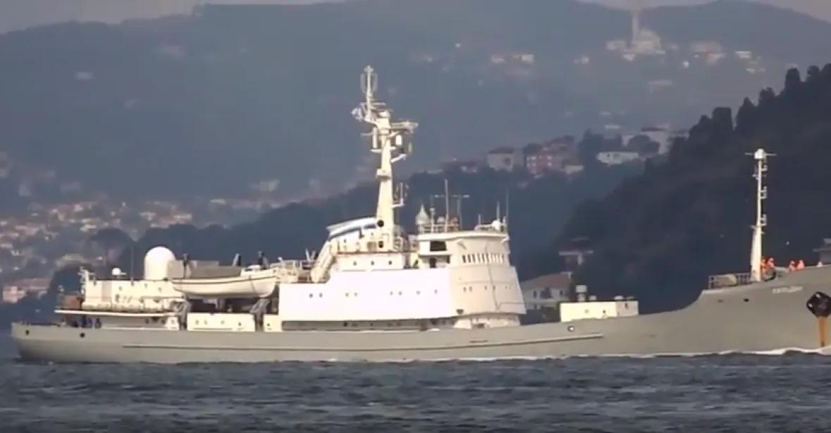 Ruská výzvědná loď plula Bosporem. Turci ji celou dobu hlídali