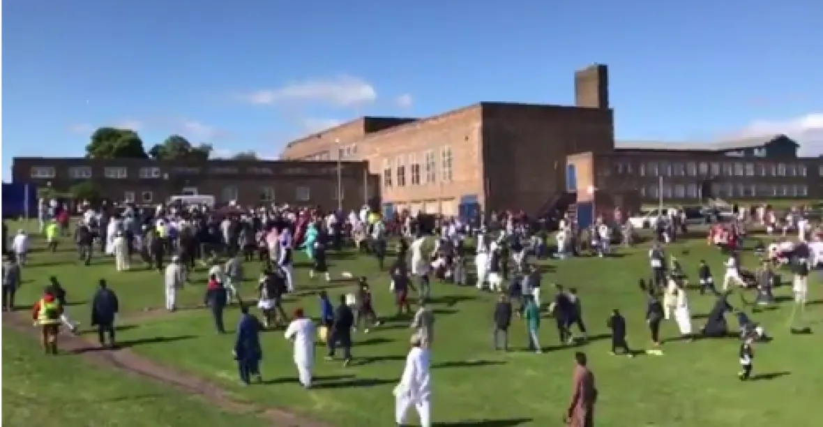 Zřejmě muslimka najela v Newcastelu do skupiny souvěrců. Šest zraněných