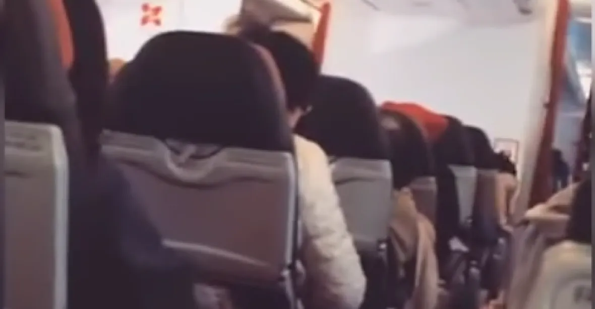 VIDEO: Děs v Airbusu. Třásl se jako pračka, pilot vyzval k modlitbám