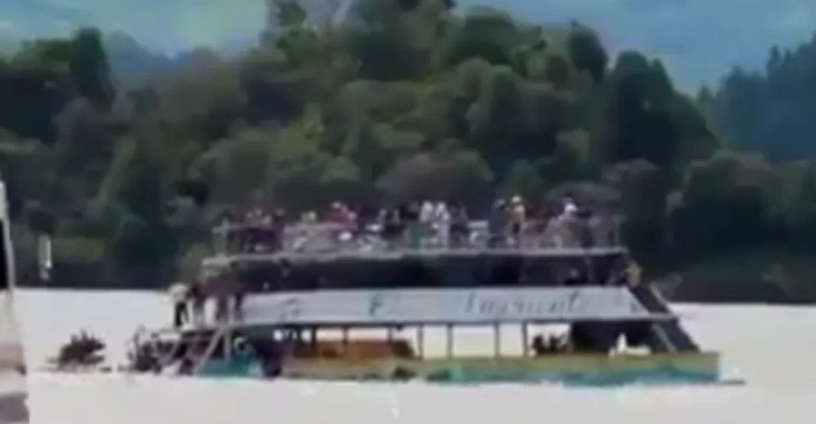 VIDEO: Výletní loď se 170 turisty se potápí. Lidé nemají záchranné vesty