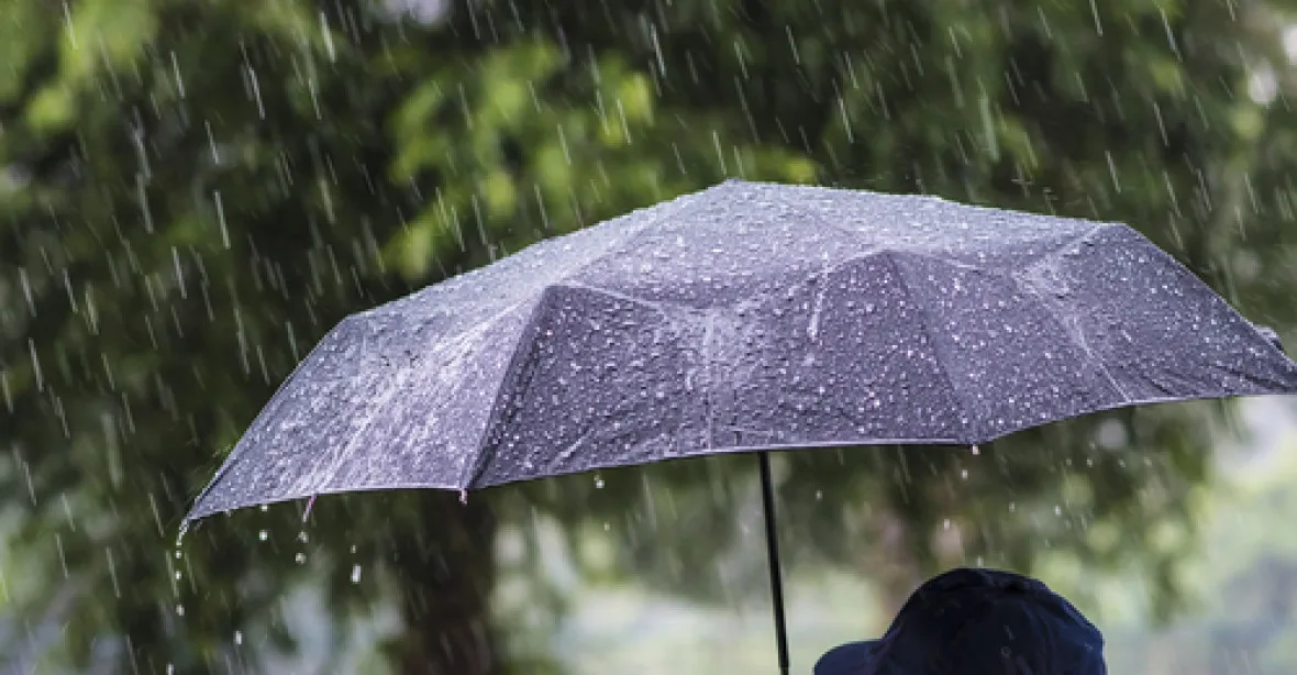Ženu v Praze zasáhl blesk přes deštník. Oživovali ji 40 minut