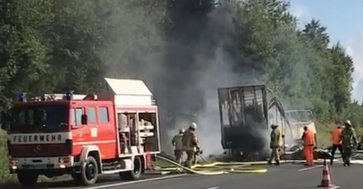Ohnivé peklo v autobuse plném seniorů. Uhořelo 18 lidí