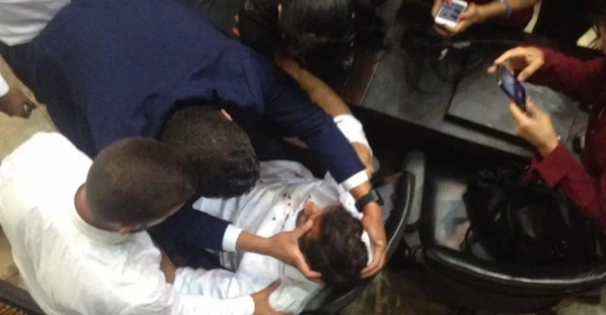 Krev v parlamentu. Vtrhli tam příznivci vlády, zranili poslance i novináře
