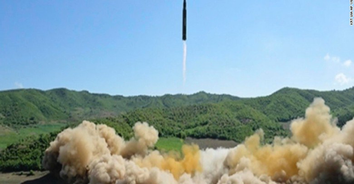 KLDR odpálila nevídaný druh rakety. Spojené státy zvažují odvetu