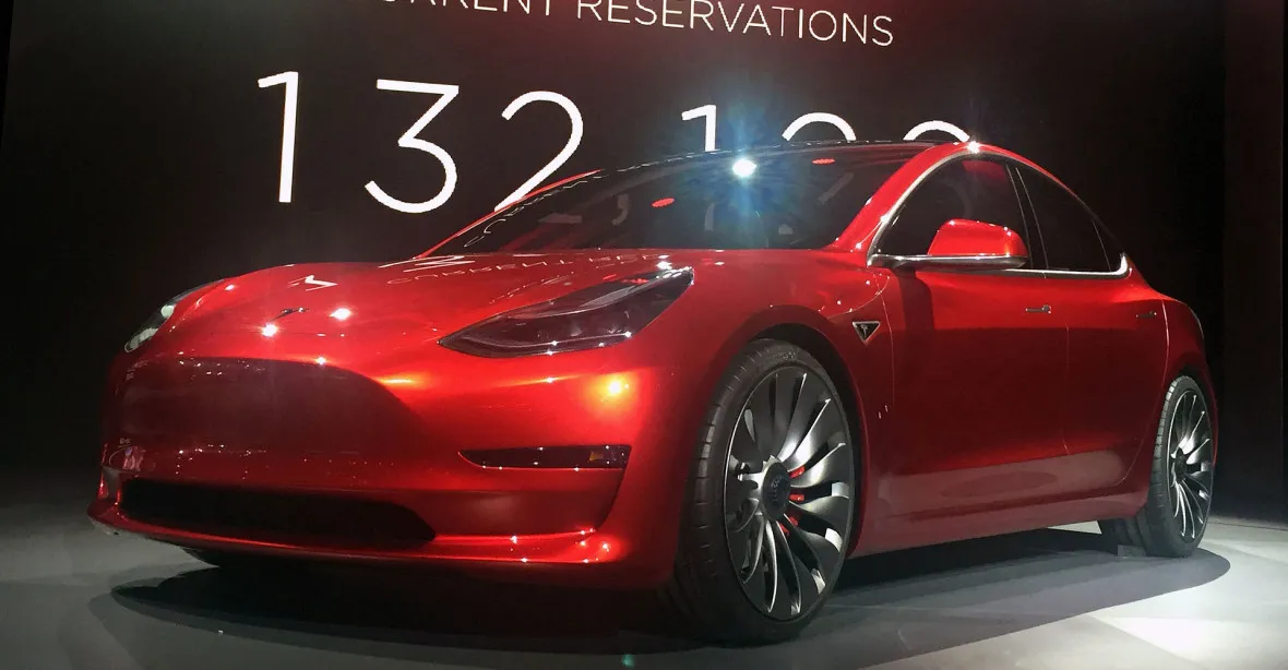 Tesla představila nový Model 3. Cenově je nejdostupnější