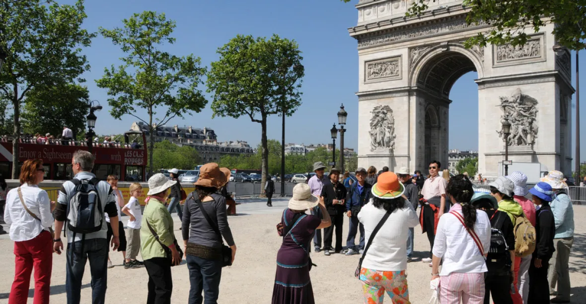 Lupiči v Paříži k okradení turistů použili slzný plyn