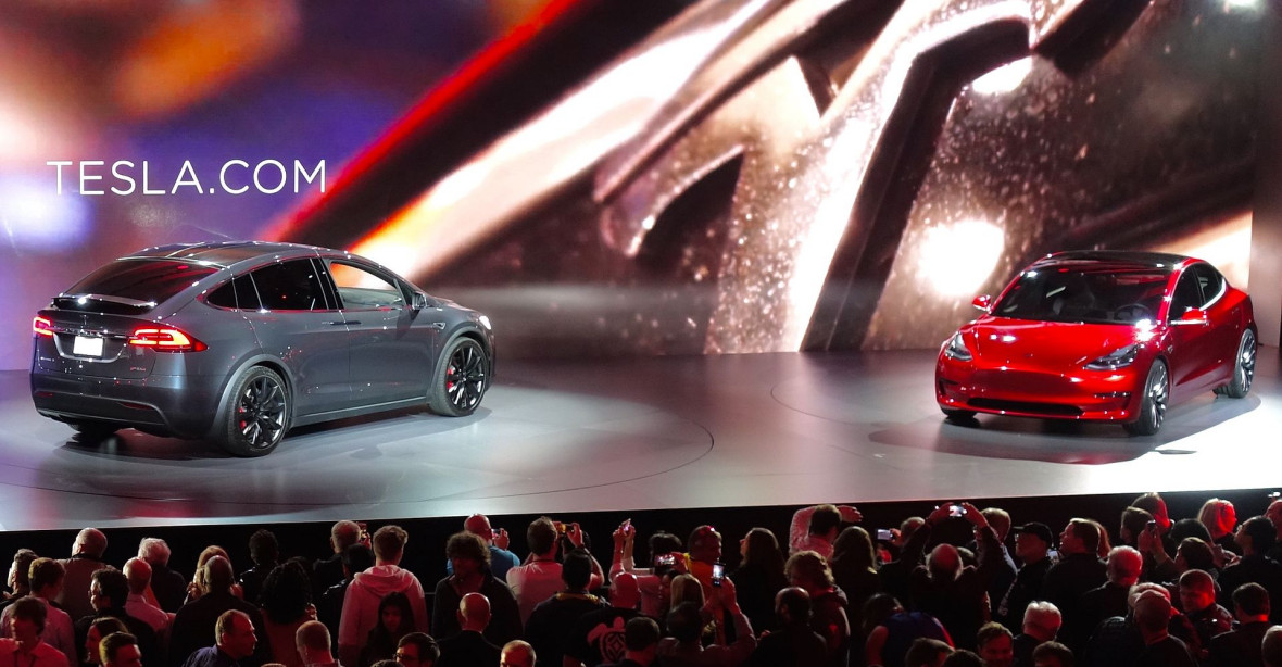 Tesla se s Modelem 3 chystá na problémy. Navyšuje počet servisů