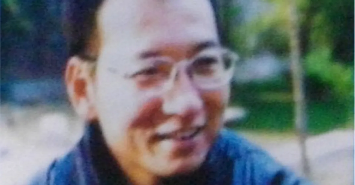 Čína cenzuruje informace o umírajícím disidentovi