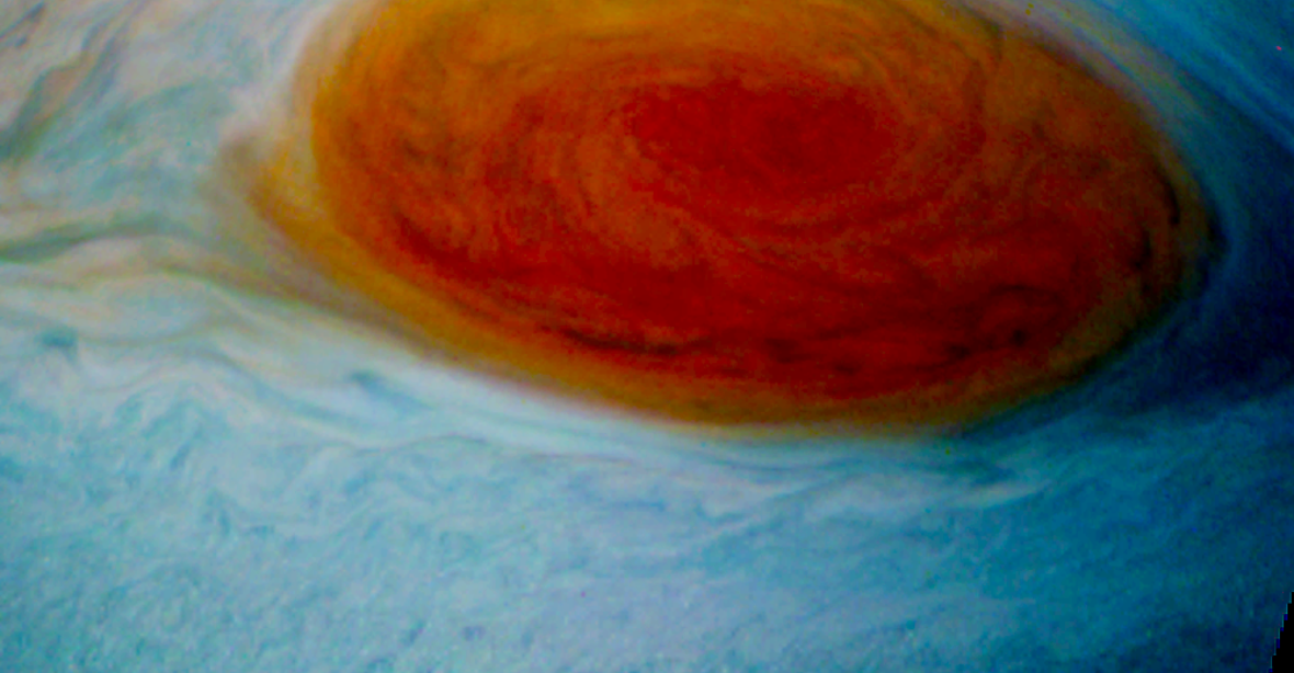 První unikátní snímky hurikánu na Jupiteru. Bouře je větší než Země