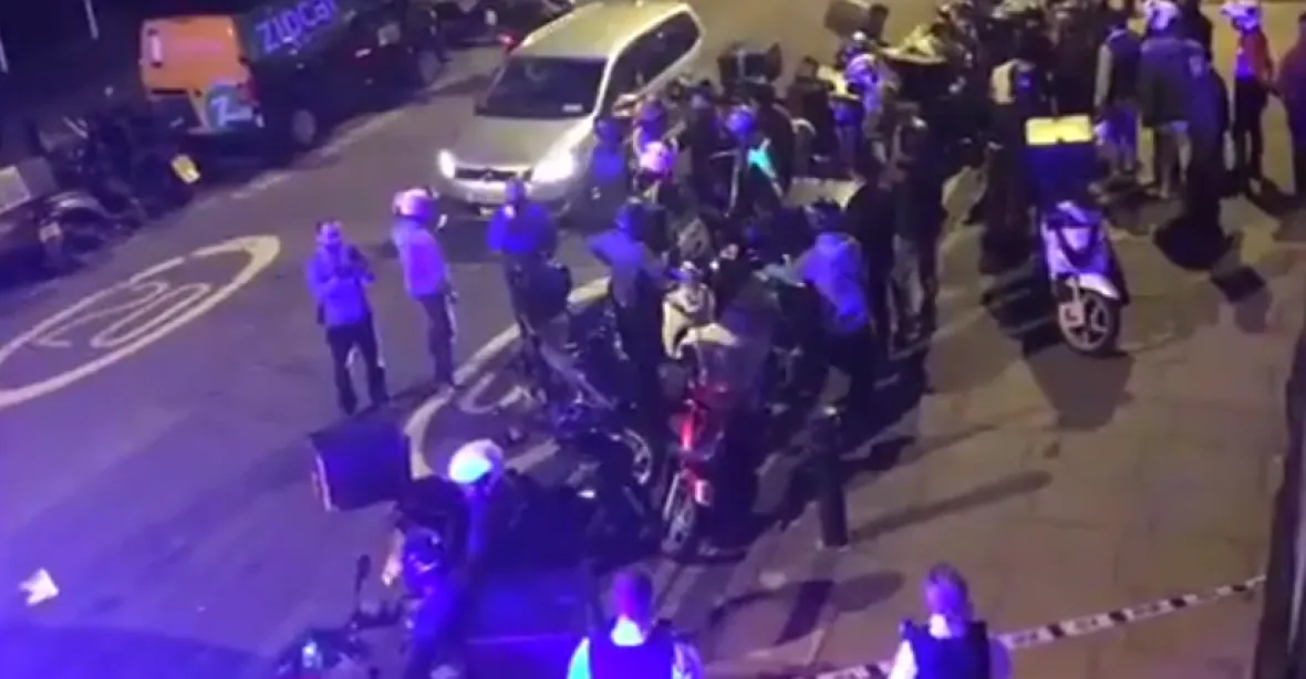 Útočníci na mopedu v noci v Londýně napadli kyselinou pět lidí