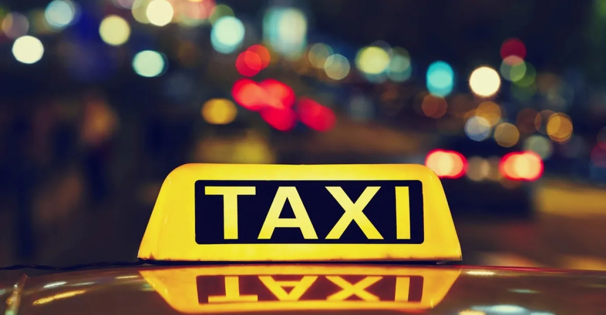 Další taxikářská hrůza: Turistku držel jako rukojmí, za 2 km chtěl 2000 korun