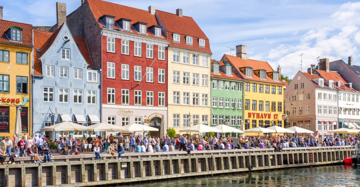 Dánská kavárna čelí žalobě kvůli tradičnímu logu s černouškem