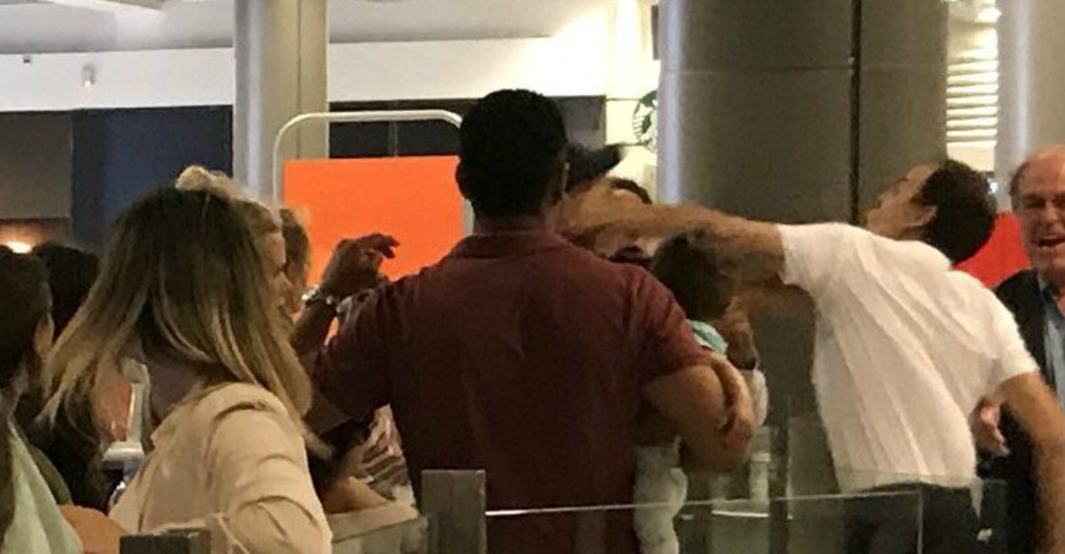 Cestující s dítětem si na letišti stěžoval na třináctihodinové zpoždění. Dostal pěstí