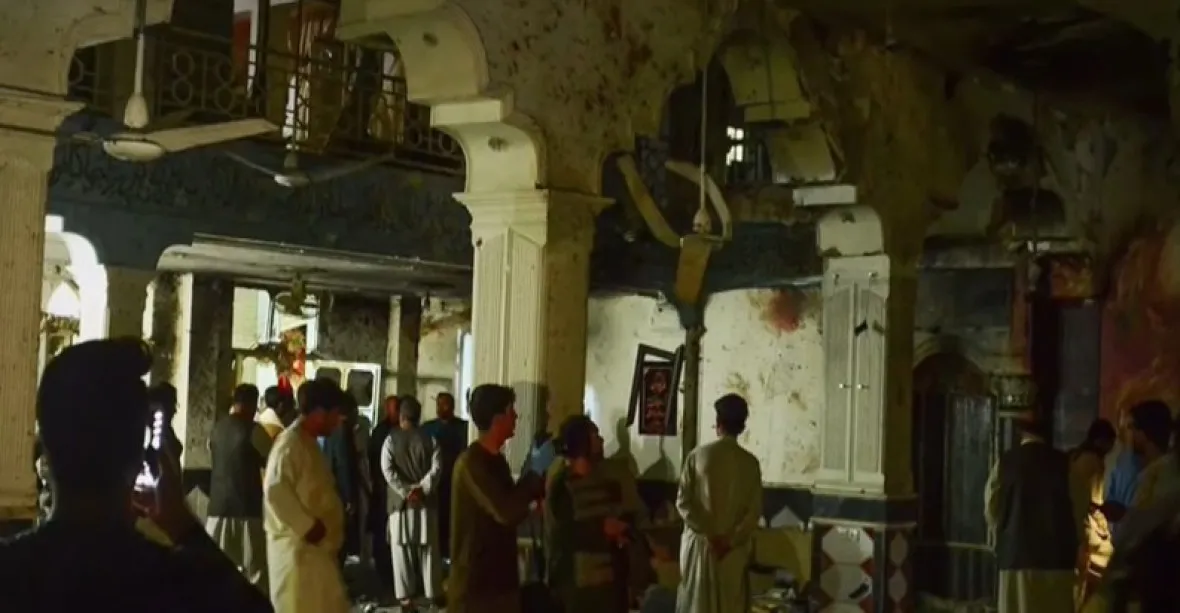 Uprostřed modliteb se v mešitě odpálili sebevražední atentátníci. Desítky mrtvých