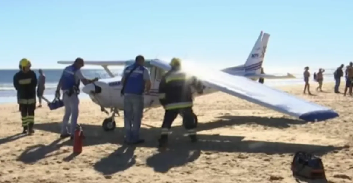 Letadlo nouzově přistávalo na pláži, zabilo dva lidi