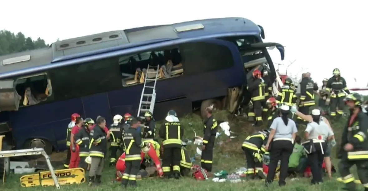 Havárie českého autobusu v Itálii. Turisty zřejmě zachránil manévr řidiče, ten nehodu nepřežil