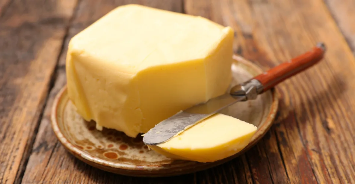 Zvykejte si, 50 korun za kostku másla je normální, tvrdí zemědělci