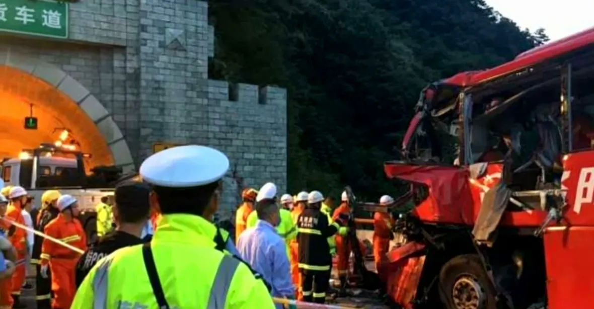 Čínský autobus narazil do stěny tunelu. Zemřelo nejméně 36 lidí