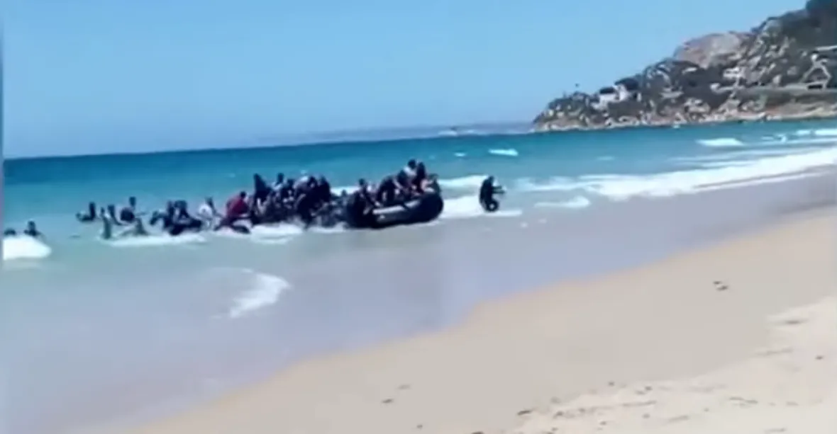 VIDEO: Desítky migrantů se vylodily na pláži. „Invaze“ překvapila turisty