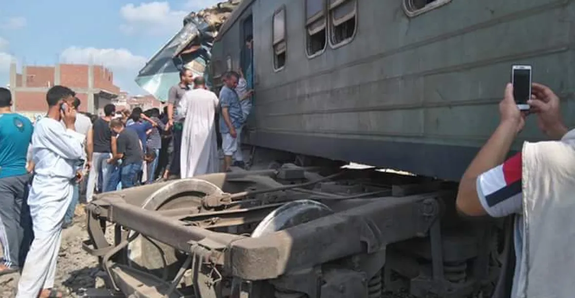 V Egyptě se srazily dva vlaky: přes třicet mrtvých, desítky zraněných