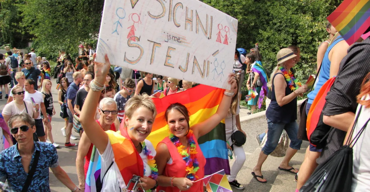 Krnáčová v čele. Průvod hrdosti gayů a leseb Prague Pride prošel Prahou