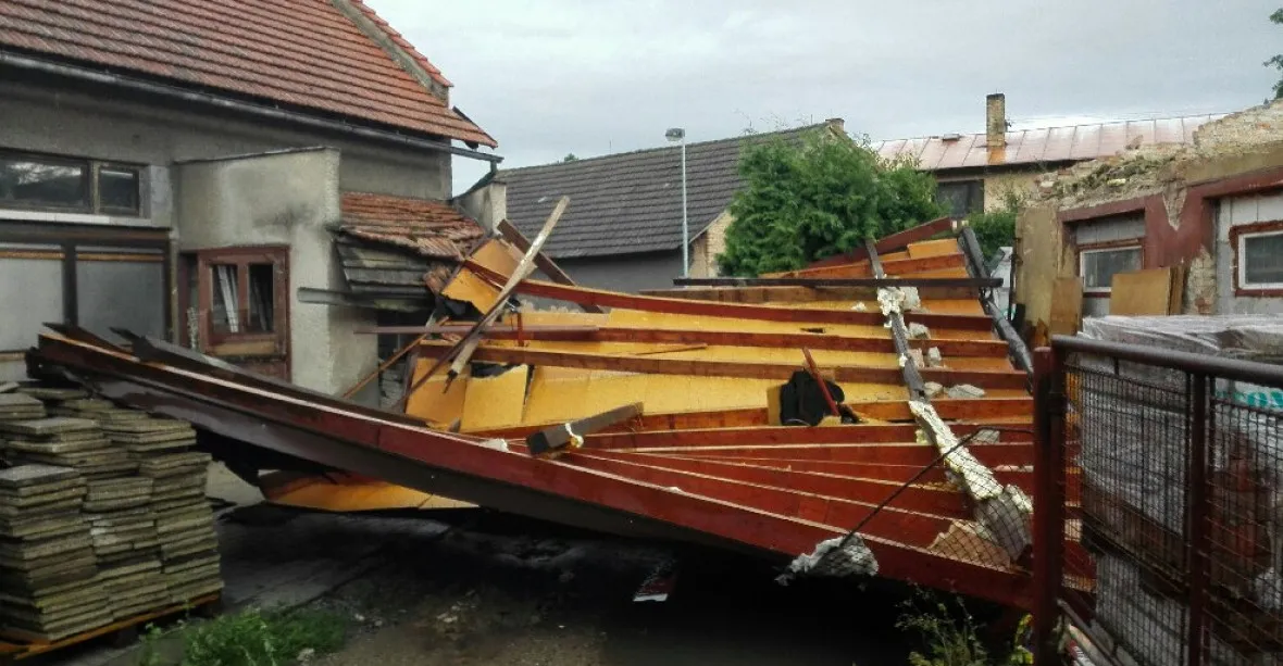 OBRAZEM: „Neskutečná síla, venku létaly věci.“ Větrná smršť poškodila 80 domů