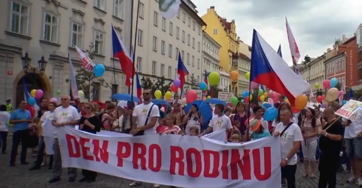 Prahou prošel Pochod pro rodinu, protestoval proti Prague Pride