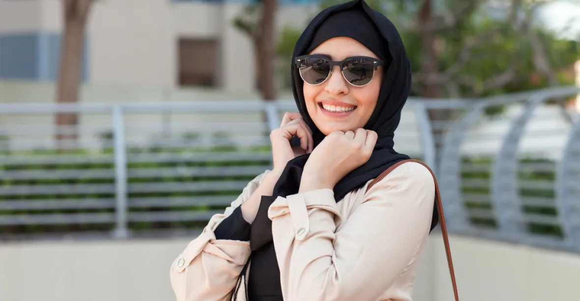 Policie donutila muslimku svléct hidžáb, teď ji musí město odškodnit