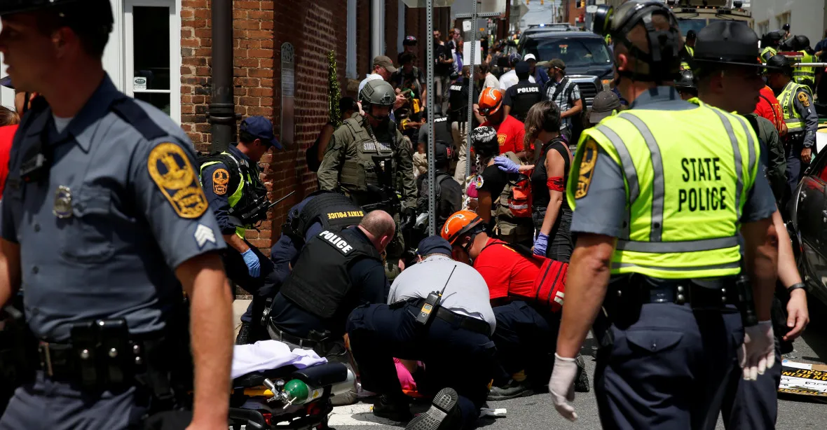 Při rasových nepokojích ve Virginii zemřela žena a dva policisté