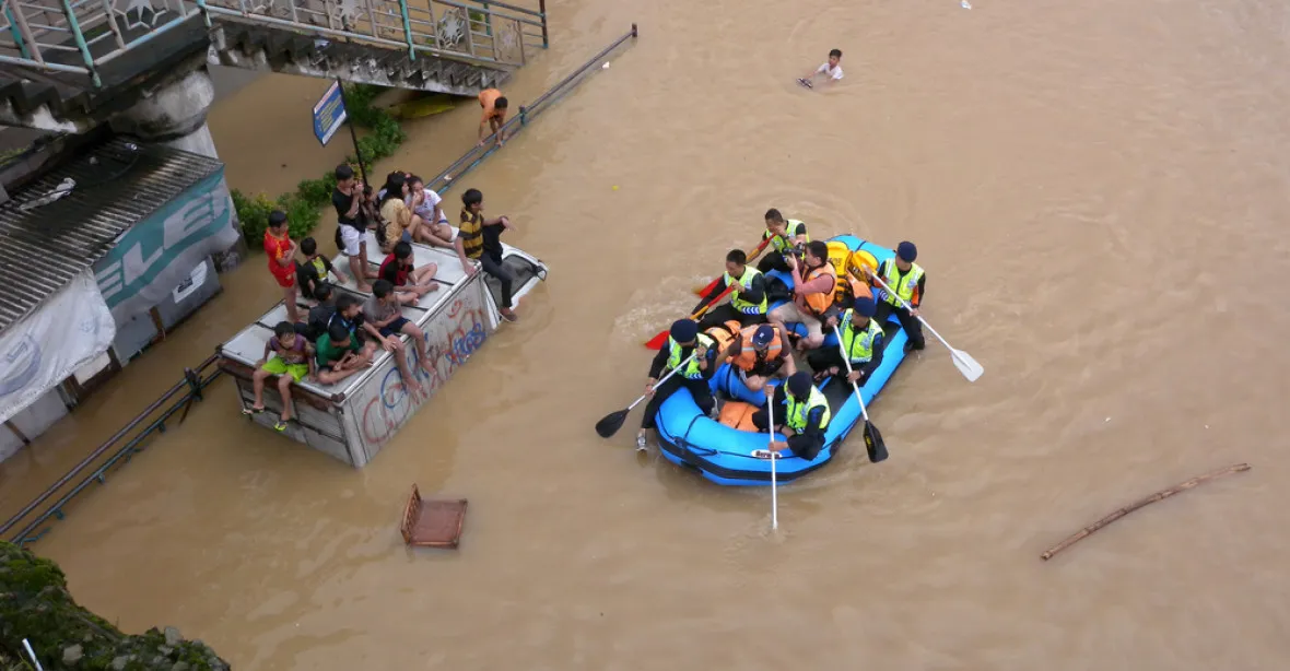Záplavy v Nepálu si dosud vyžádaly na 70 obětí, dalších 50 osob se pohřešuje