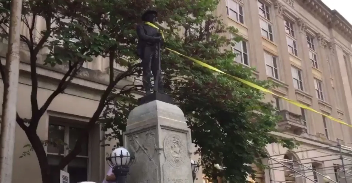 Demonstrace v USA. Levicoví extrémisté zničili konfederační sochu