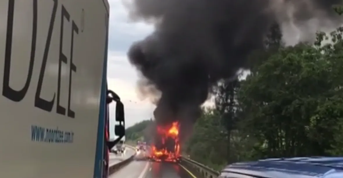 Na D1 u Prahy hořel kamion. Dálnice stála v obou směrech