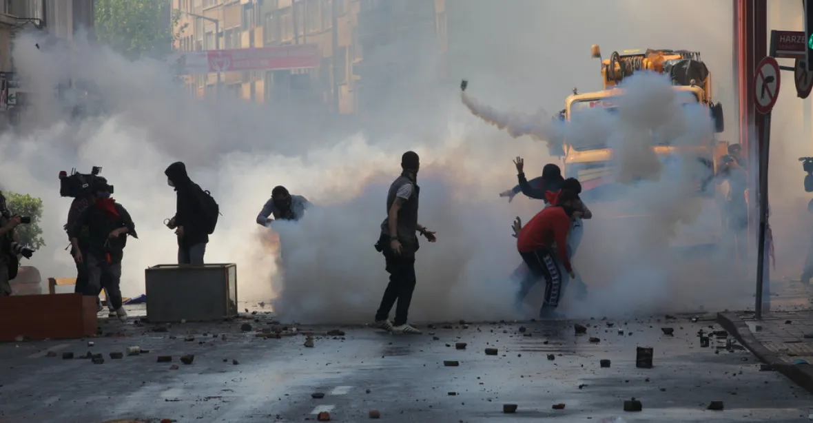 Boje v ulicích: Římská policie se střetla se stovkou uprchlíků