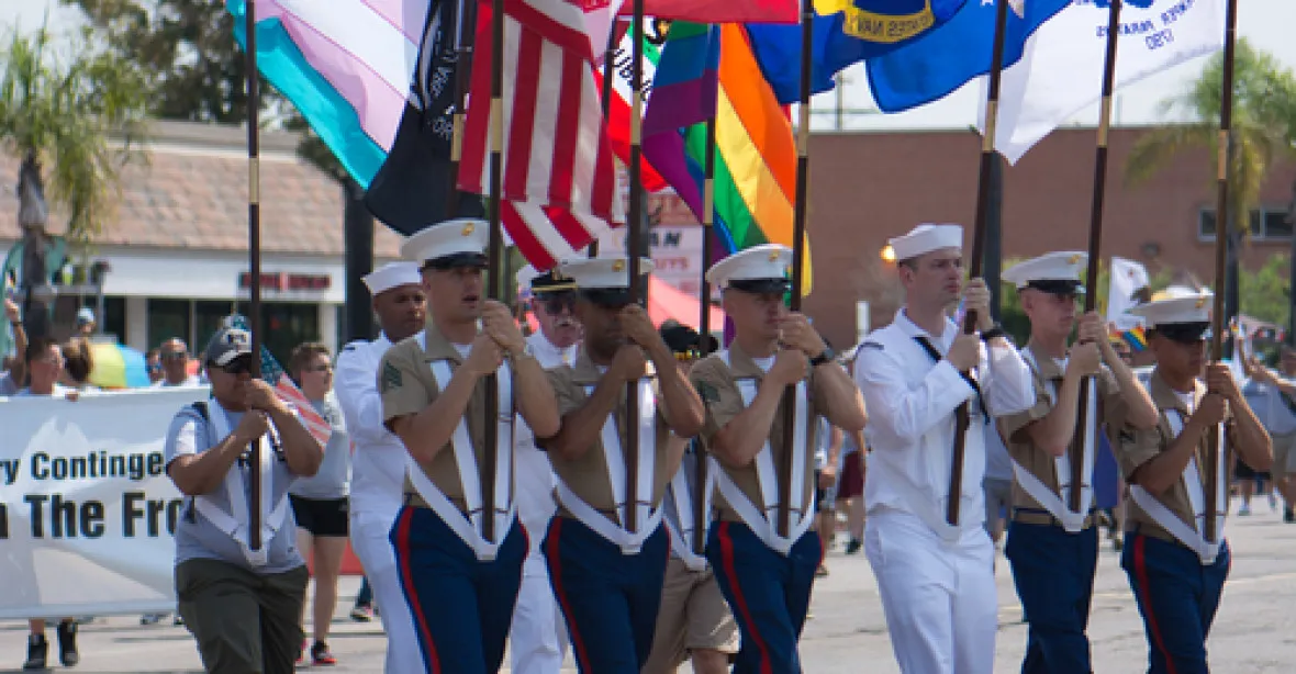 Trump chce vyhodit všechny transgender vojáky. Pentagonu na to dal 6 měsíců