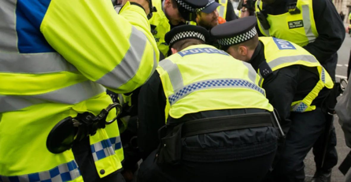 V Londýně byl zadržen druhý muž v souvislosti s pátečním útokem
