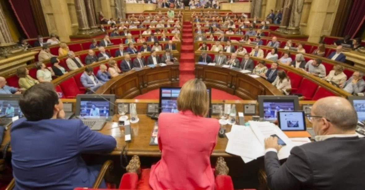 Katalánský parlament schválil zákon o referendu o nezávislosti. Bude 1. října?