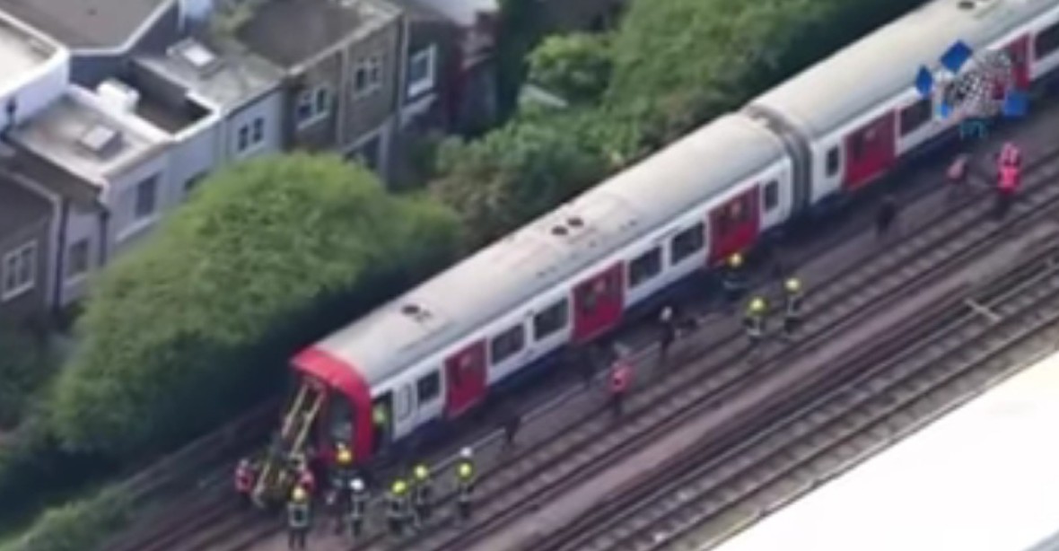 Policie provedla razii v Sunbury v souvislosti s výbuchem v londýnském metru
