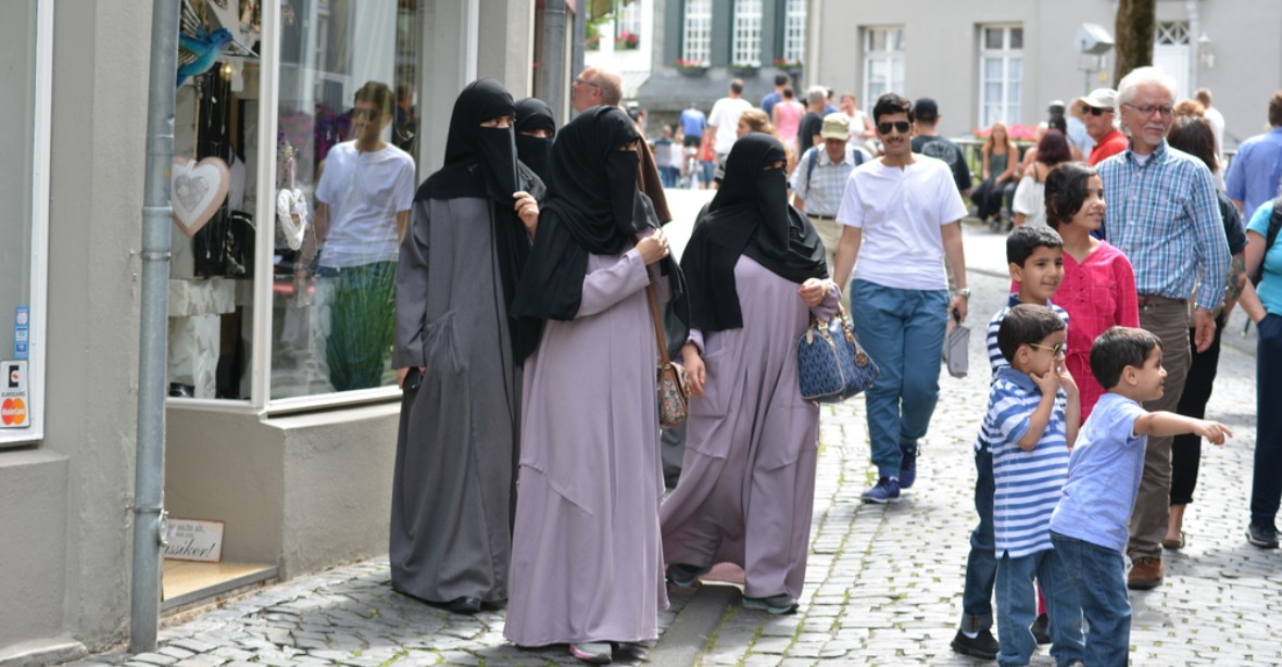 Zaplatím pokuty za vás, slibuje rakouským muslimkám podnikatel