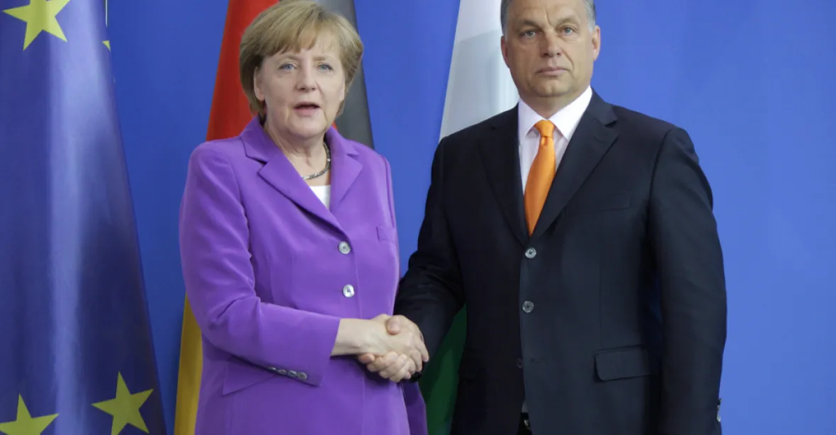 Modlíme se za vítězství Merkelové, překvapil Orbán