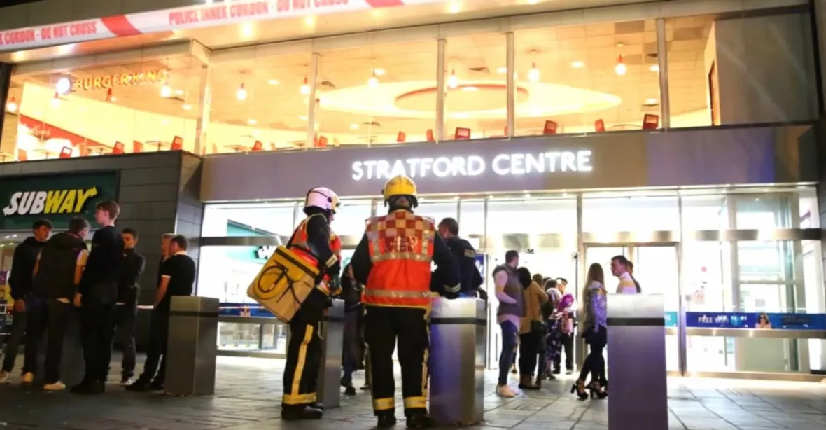 Útok chemikálií u nákupního centra v Londýně: šest raněných