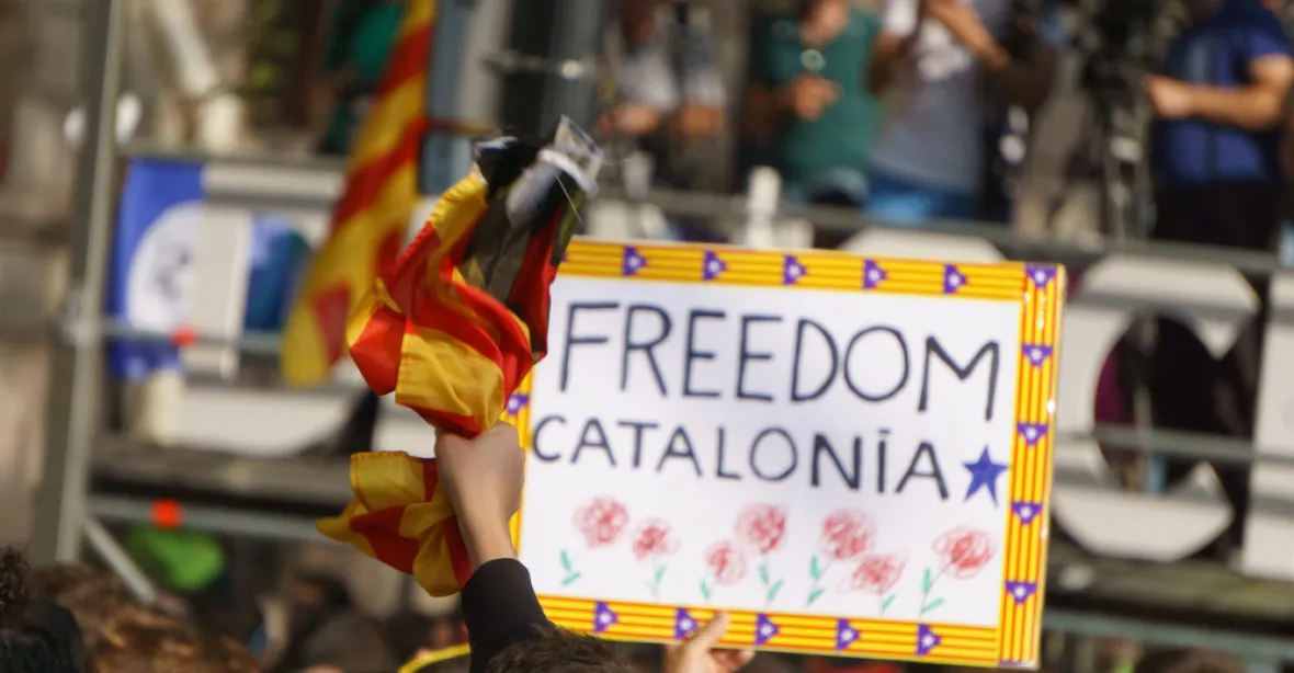 Referendum skončilo. Katalánci hlásí 760 zraněných při střetech s policií