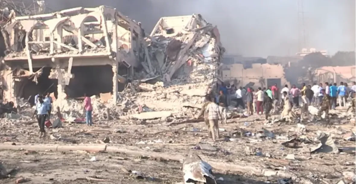 Atentát v somálském Mogadišu si vyžádal nejméně 189 obětí