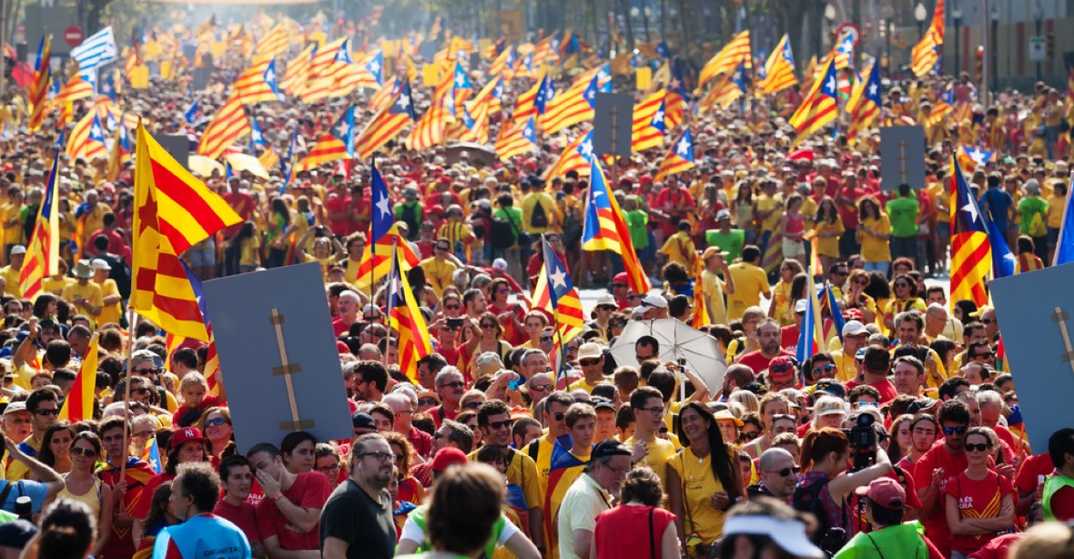 Madrid rozpustil katalánský parlament, premiér svolal předčasné volby