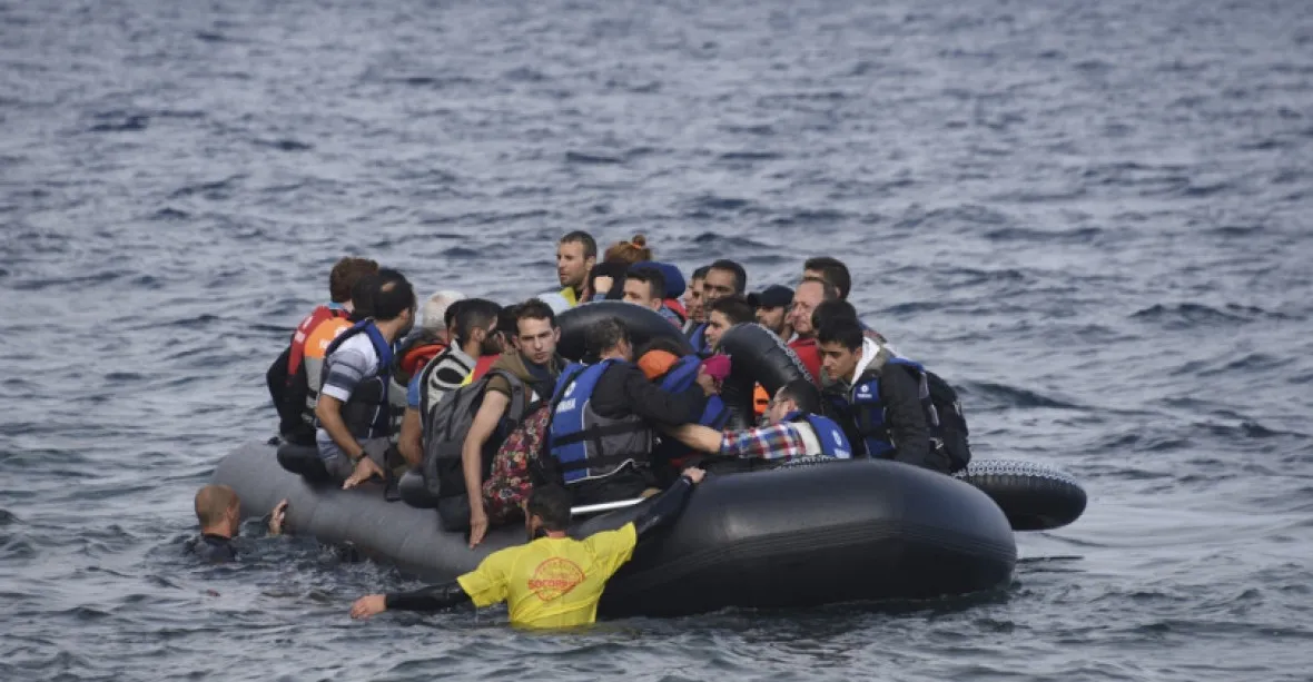 „Byli zachráněni.“ Libyjská loď zabránila více než 250 migrantům v cestě do Itálie