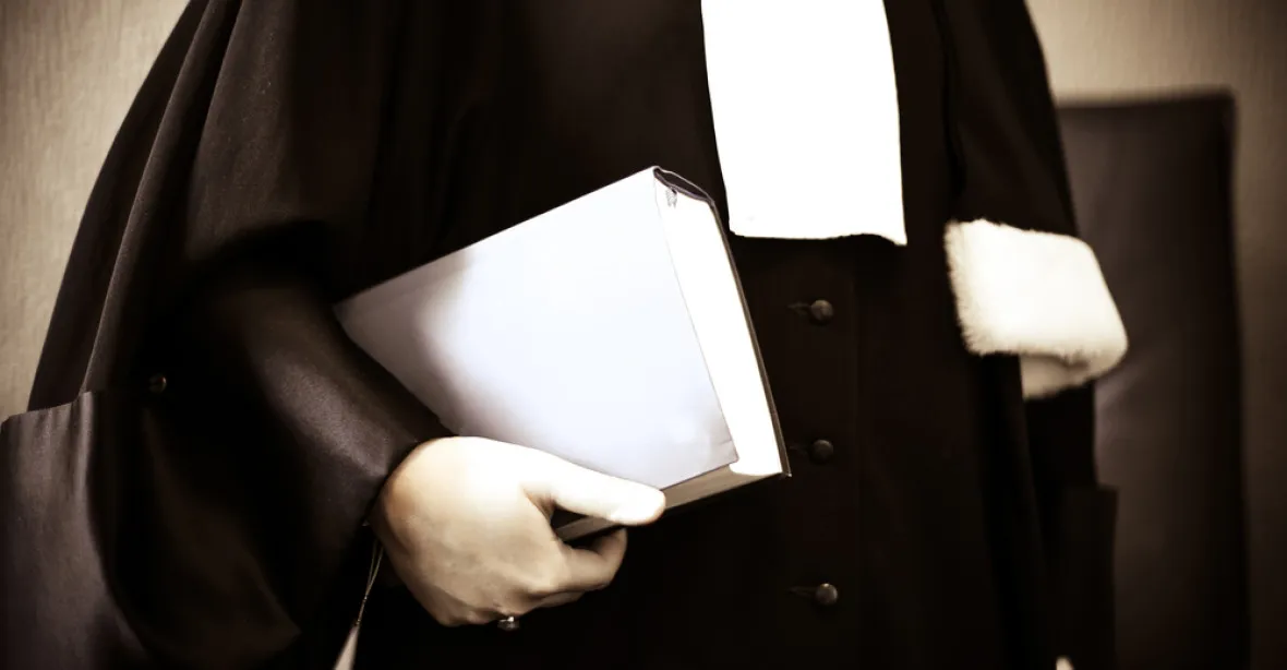 Šikanují soudy advokáty? „Svlékání“ při vstupu chtějí řešit s ministrem