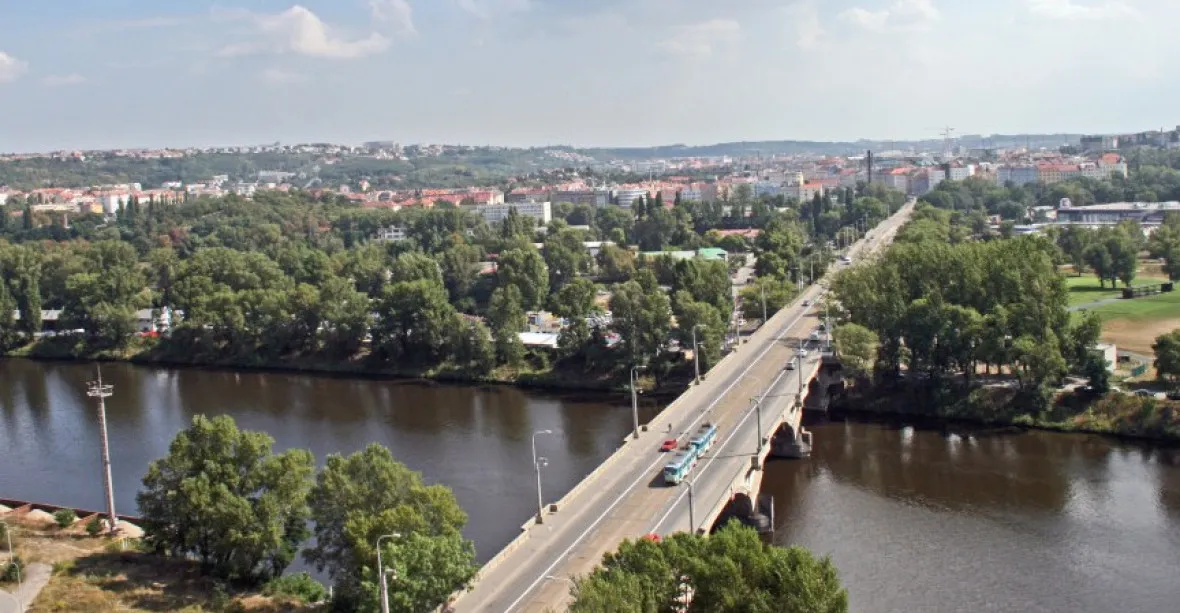 Nebourejte Libeňský most, ozvali se městští architekti proti Krnáčové